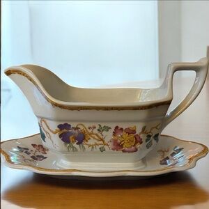 Wedgwood Devon Rose attached   With tray gravy/sauce boat 9 inches long